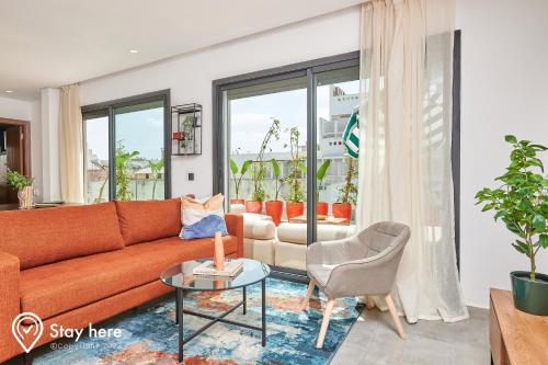 a living room with a couch and a table at Stayhere Casablanca - Gauthier 2 - Contemporary Residence in Casablanca