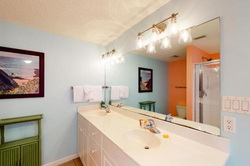 ein Bad mit einem Waschbecken und einem Spiegel in der Unterkunft Windemere 0805 in Perdido Key