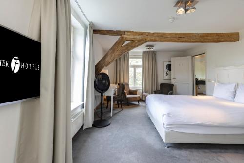 a hotel room with a white bed and a window at Fletcher Hotel Château De Raay in Baarlo