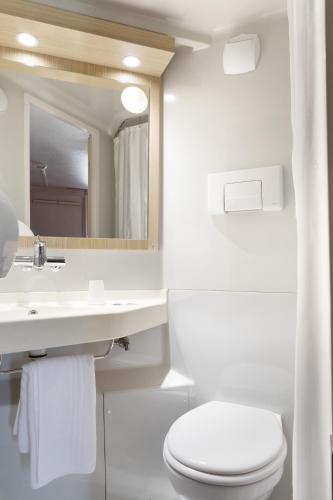 une salle de bain blanche avec des toilettes et un lavabo dans l'établissement Première Classe Châlons-en-Champagne, à Châlons-en-Champagne