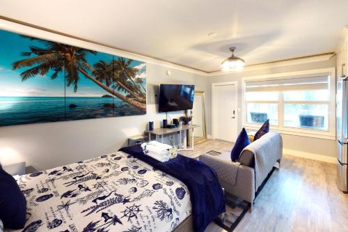 ein Schlafzimmer mit einem Bett und einem großen Wandgemälde in der Unterkunft Ocean Jewel Condos Unit 244 in Daytona Beach