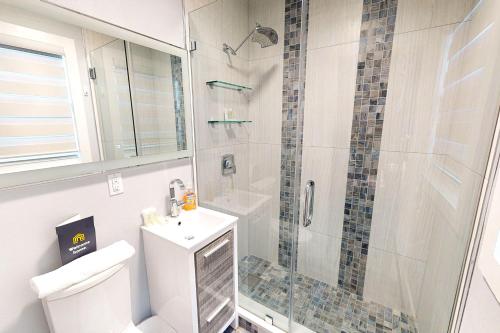 ein Bad mit einer Dusche, einem WC und einem Waschbecken in der Unterkunft Ocean Jewel Condos Unit 244 in Daytona Beach