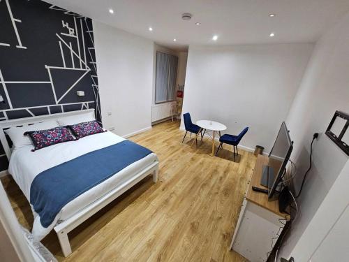 um quarto com uma cama, uma mesa e cadeiras em cosy 1-Bed Apartment in London Alexandra Palace em Londres