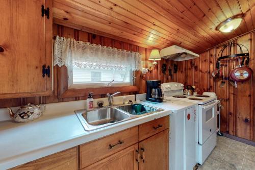 A kitchen or kitchenette at Otis Cottages