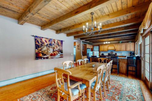 Una cocina o zona de cocina en Moose Lodge