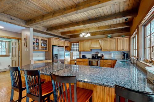 Una cocina o zona de cocina en Moose Lodge