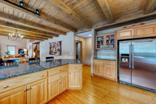 Una cocina o zona de cocina en Moose Lodge