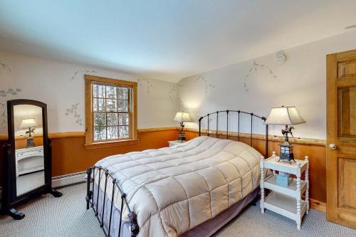 Un dormitorio con una cama grande y un espejo. en Moose Lodge, en Newry