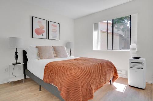 Postel nebo postele na pokoji v ubytování Mountain View 1BR w WD Pool Gym SFO-1068