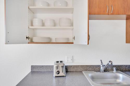 Kuchyň nebo kuchyňský kout v ubytování Mountain View 1BR w WD Pool Gym SFO-1068