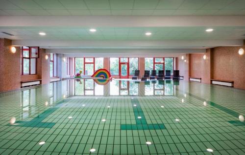 瑪利亞採爾的住宿－JUFA Hotel Mariazell，游泳池中间有一个球