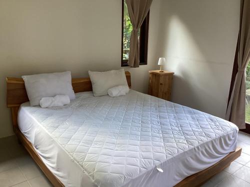 Postel nebo postele na pokoji v ubytování Balian Seaview Surf Villas