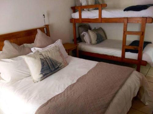 Postel nebo postele na pokoji v ubytování Flamboyant Apartments