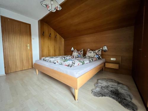 Una cama o camas en una habitación de Haus Kneissl