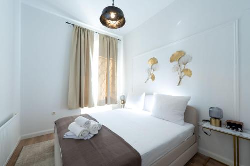 1 dormitorio con cama blanca y ventana en Designer Apartments, en Viena