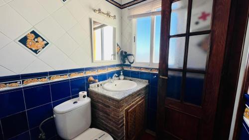 uma casa de banho com um WC, um lavatório e um espelho. em Estudio Jimena Córdoba en el centro de Nerja em Nerja