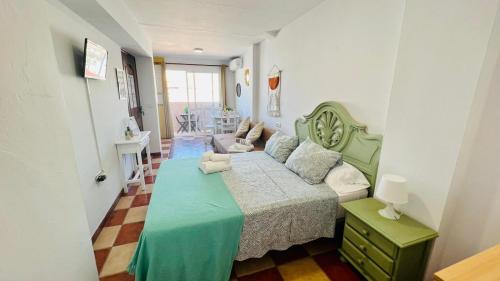 um pequeno quarto com uma cama e um sofá em Estudio Jimena Córdoba en el centro de Nerja em Nerja