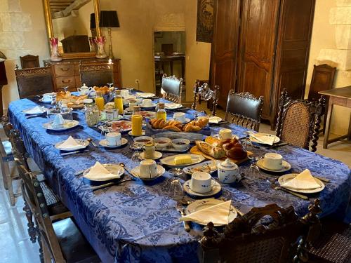 uma mesa longa com uma toalha de mesa azul e comida nela em Chateau d'Ingrandes em Ingrandes