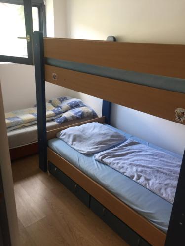 ボニャルツバシュにあるVonyarcvashegy Nyaralóの窓付きの客室で、二段ベッド2台が備わります。