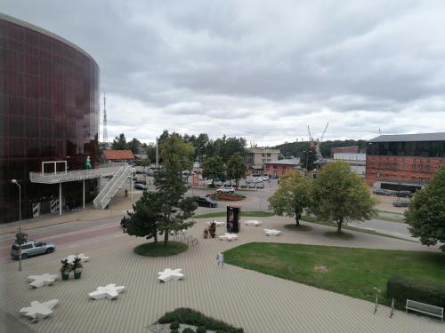 uitzicht op een straat met bomen en gebouwen bij City Center Holiday Apartments in Liepāja