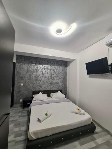a bedroom with a large white bed in a room at Apartament Elysa in Eforie Sud