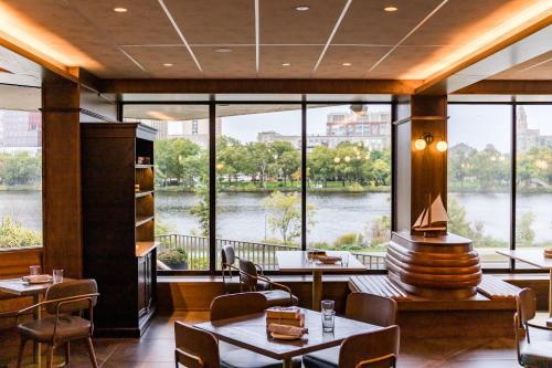 Blick auf einen Fluss in der Nähe des Hotels