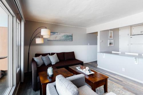 Posezení v ubytování 3009 Ocean St Unit C & D Amazingly Convenient Oceanfront Condo Close to Everything with WiFi