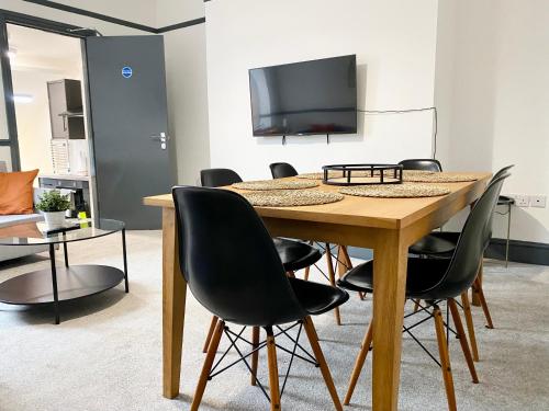 ein Konferenzraum mit einem Holztisch und Stühlen in der Unterkunft 4 Fairfield Terrace, Pelaw in Gateshead