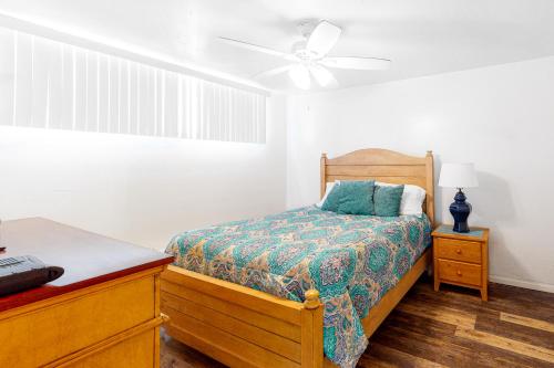 Postel nebo postele na pokoji v ubytování 3009 Ocean St Unit C & D Amazingly Convenient Oceanfront Condo Close to Everything with WiFi