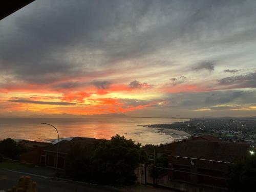 Galería fotográfica de Strelitzia, spacious with a stunning view en Ciudad del Cabo
