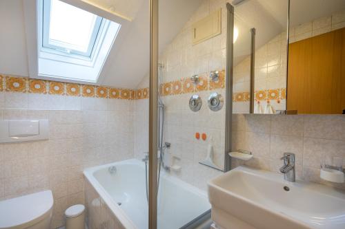 een badkamer met een toilet, een wastafel en een douche bij Ferienwohnung Laux in Oberstdorf