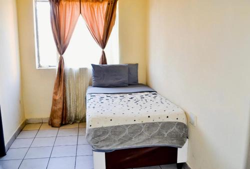 Un pat sau paturi într-o cameră la Asmara Hotel
