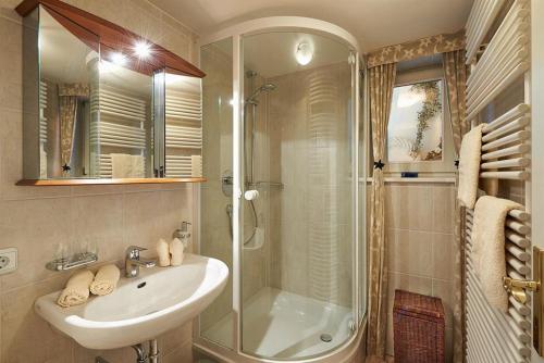 y baño con ducha, lavamanos y ducha. en Ferienvilla Gaisser, en Bad Hindelang