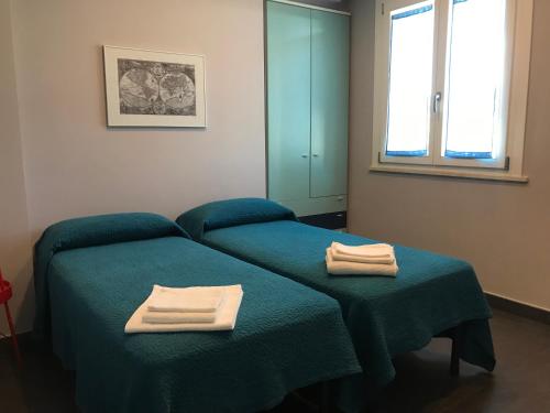 ein Zimmer mit 2 Betten und Handtüchern darauf in der Unterkunft Case Vesta in Villasmundo