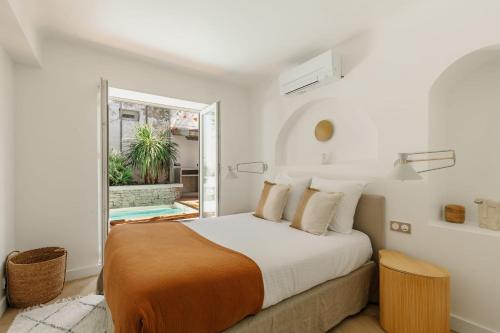 une chambre avec un lit et une grande fenêtre dans l'établissement LITTLE OASIS - private terrasse near the center and the beach, à Biarritz