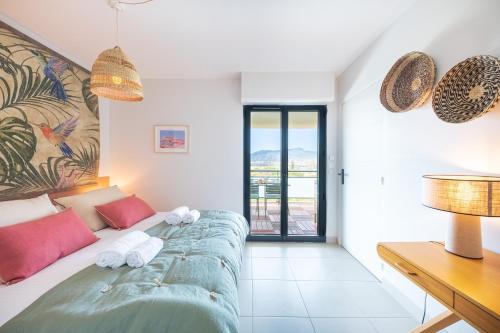 une chambre avec un lit avec des serviettes dessus dans l'établissement Prado Beach - Appt avec terrasse, à Marseille