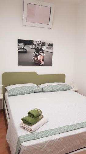 a bedroom with a bed with a picture on the wall at Appartamento Borgonuovo in Gallipoli