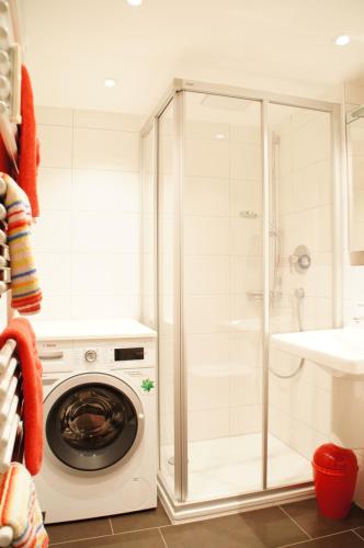eine Waschmaschine im Bad mit Dusche in der Unterkunft Ferienwohnung Lohr in Oberstdorf