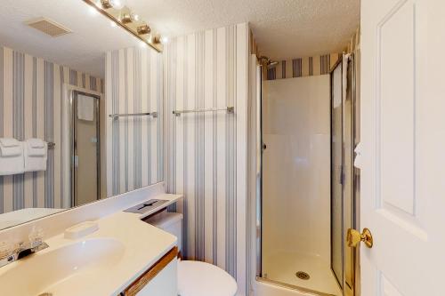 uma casa de banho com um WC, um lavatório e um chuveiro em Winterplace G205 em Ludlow