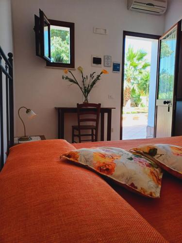 Ένα ή περισσότερα κρεβάτια σε δωμάτιο στο La Mimosa di Erice