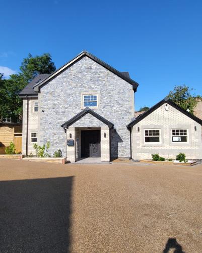 a large stone house with a large driveway at New fully furnished 5 bedroom, 4 bathroom detached houses in Leicester