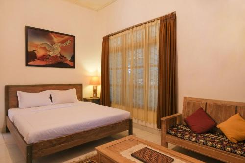 a bedroom with a bed and a window at RedDoorz at Griya Cemara Homestay Yogyakarta in Yogyakarta