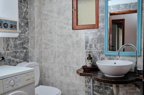 Villa Kaktus 2 في كاس: حمام مع حوض ومرحاض ومرآة