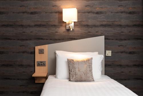 Postel nebo postele na pokoji v ubytování Caledonian Hotel 'A Bespoke Hotel’