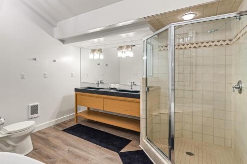 uma casa de banho com uma cabina de duche em vidro e um lavatório. em Tamarron Lodge 752 & 753 em Durango