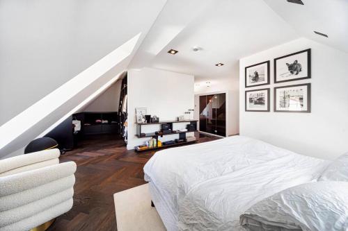 una camera con un letto bianco e una scala di Highlight Penthouse mit rund 160 m2 a Monaco