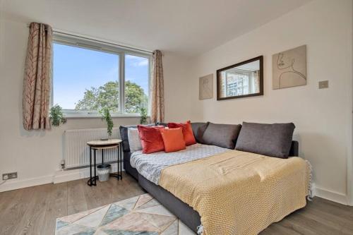 - une chambre avec un lit et une fenêtre dans l'établissement Hidden Gem in Battersea w/ Free Parking, à Londres