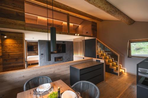 烏爾蒂莫的住宿－Alpinence，厨房以及带桌椅的用餐室。