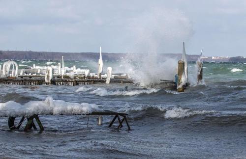 a body of water with waves and a pier at Gasthaus Zum Rethberg in Lübstorf