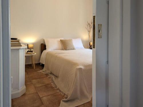 イエラペトラにあるSanta Maria - Seaside Serenityのベッドルーム1室(ベッド1台、ランプ付きテーブル付)